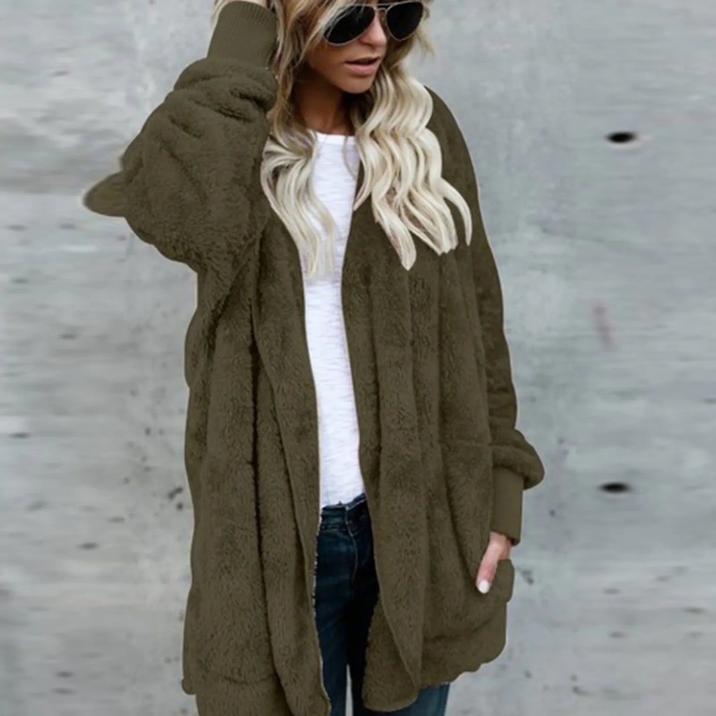 Jaqueta feminina de pelúcia dupla face com capuz, moda inverno elegante.