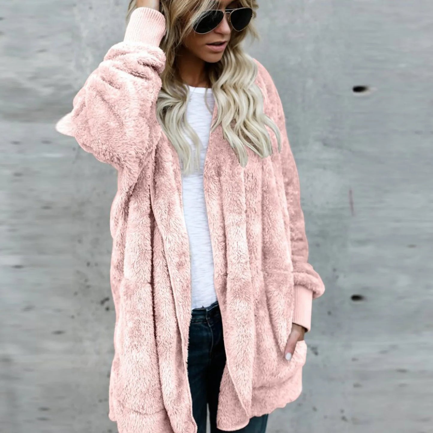Jaqueta feminina de pelúcia dupla face com capuz, moda inverno elegante.