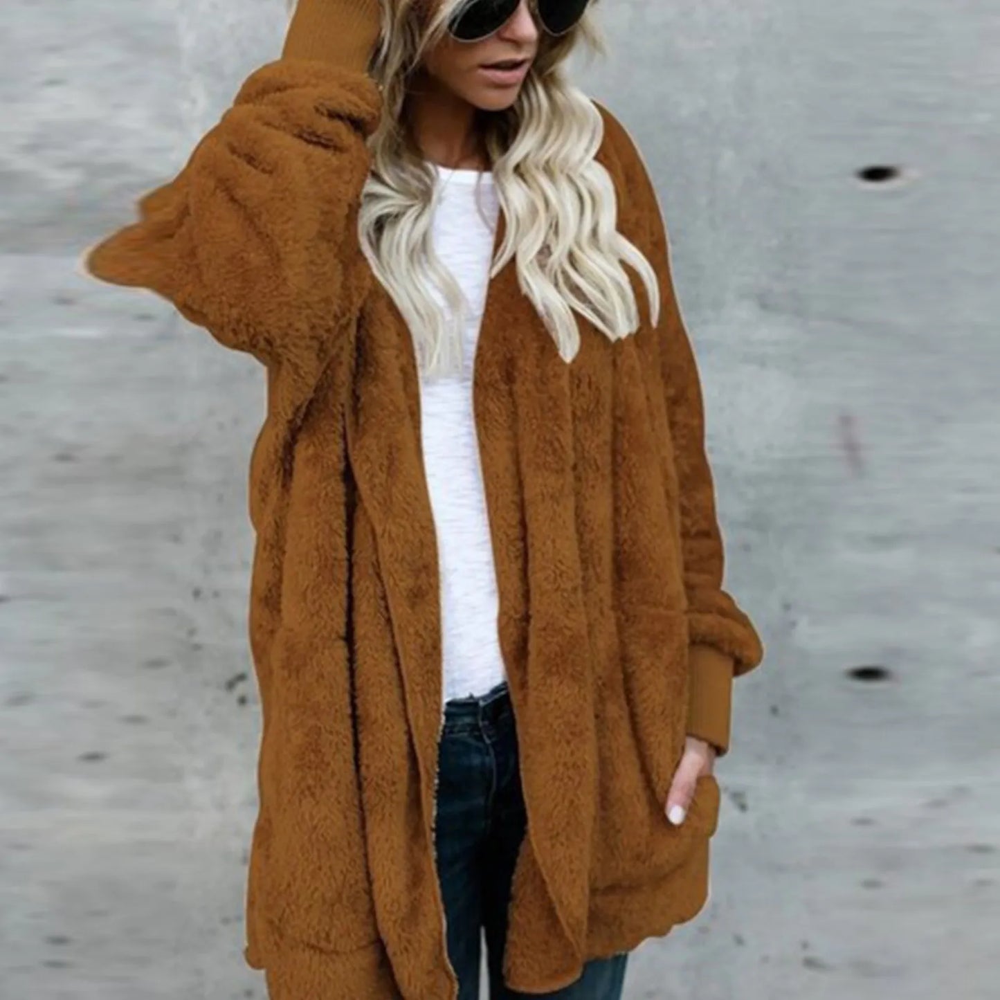 Jaqueta feminina de pelúcia dupla face com capuz, moda inverno elegante.